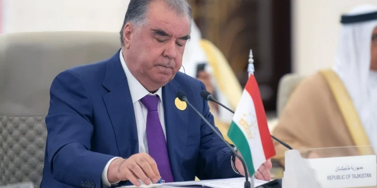 Президент Таджикистана выступил на 8-ом внеочередном Саммите Организации Исламского Сотрудничества