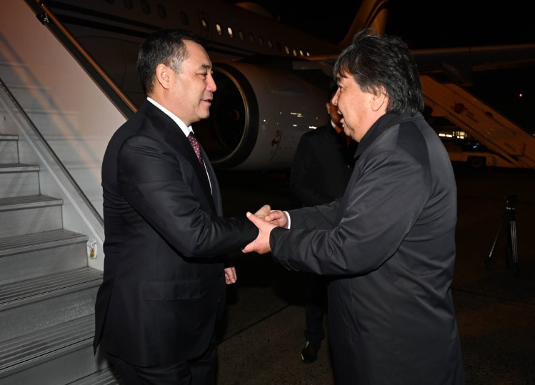 Президент Садыр Жапаров прибыл с рабочим визитом в Париж