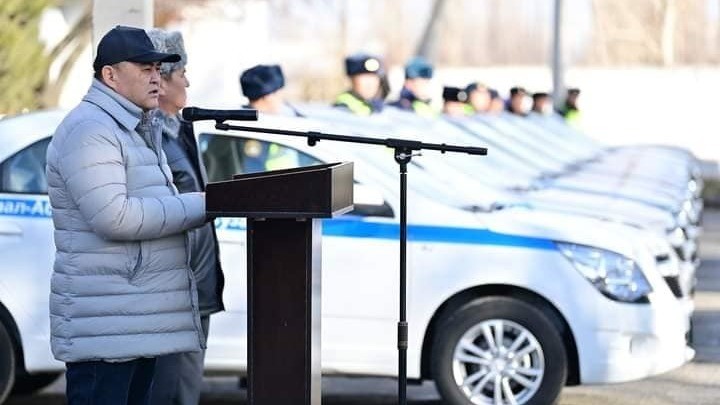 Камчыбек Ташиев вручил 12 автомашин Сузакскому РОВД