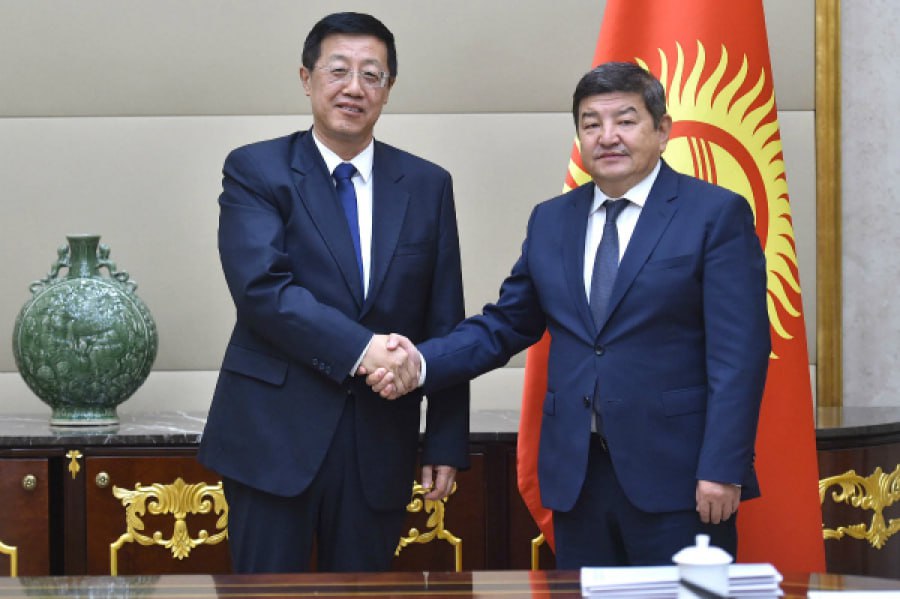 А. Жапаров обсудил с главами китайских компаний проекты в сфере производства ветряных станций и электромобилей 