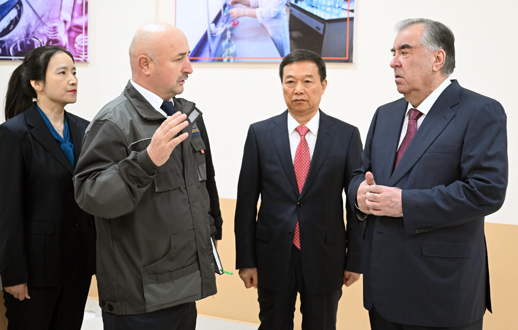 Президент Таджикистана сдал в эксплуатацию предприятия по производству цемента