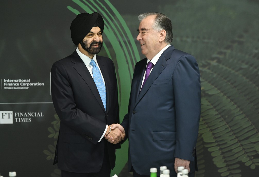 Э. Рахмон провёл встречу с Президентом Группы Всемирного банка Аджаем Бангой