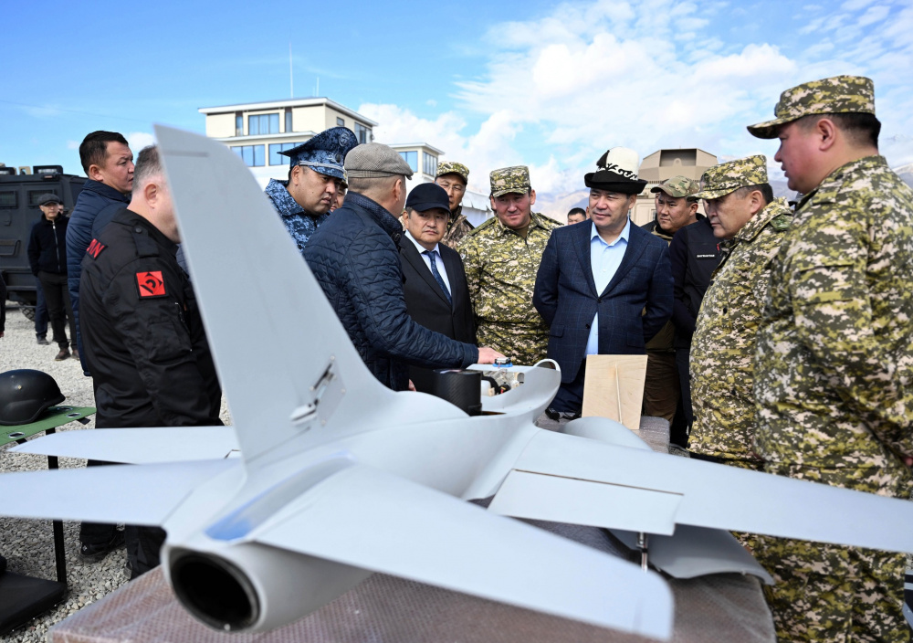 Под руководством Президента Кыргызстана проведены показные тактико-строевые занятия