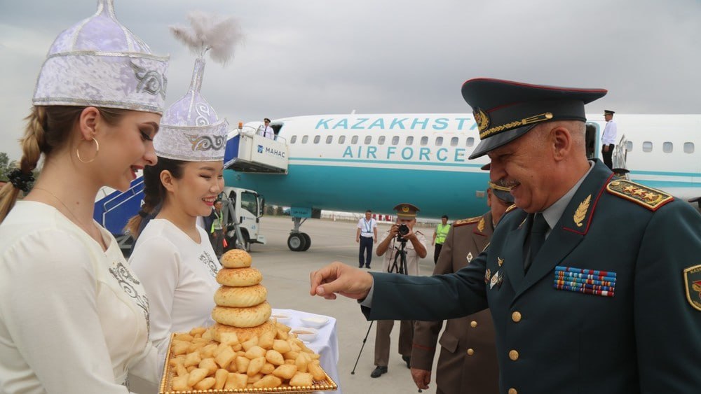 Министр обороны Казахстана прибыл в Кыргызстан