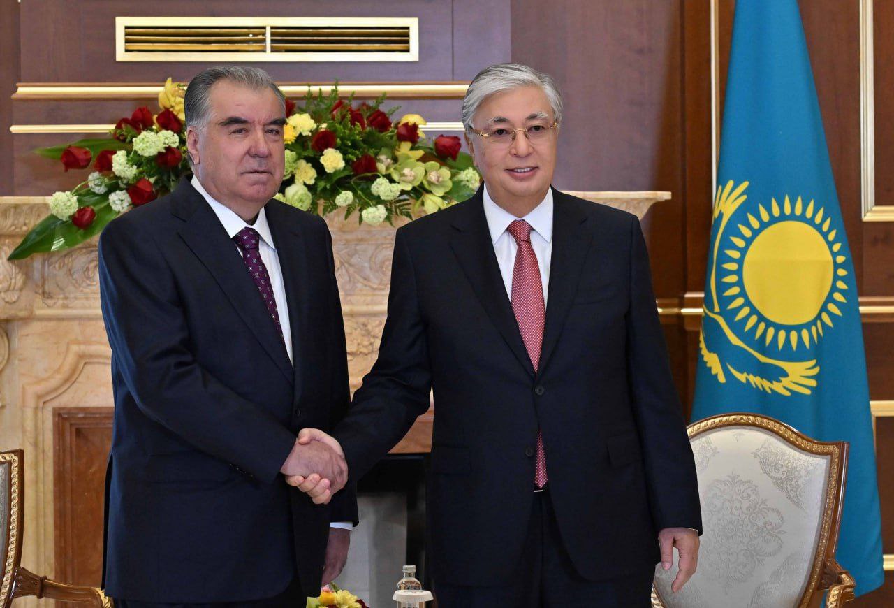 Глава государства провел переговоры с Президентом Таджикистана