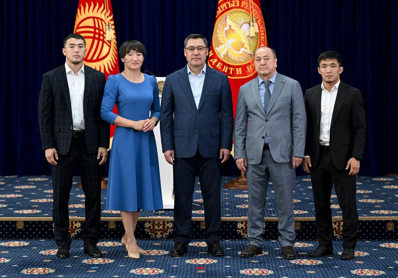 Президент Кыргызстана принял участие на торжественной церемонии чествования призёров Чемпионата мира по борьбе