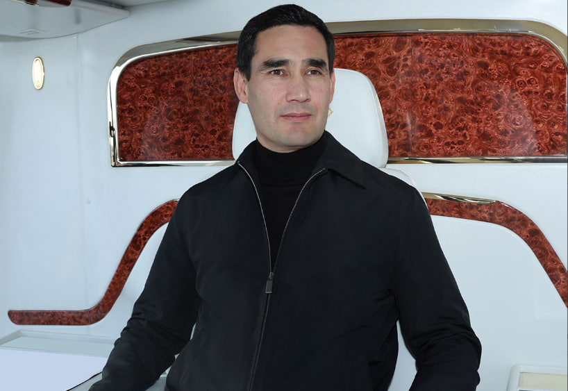 Президент Туркменистана ознакомился с ходом строительных работ в столице и городе Аркадаг