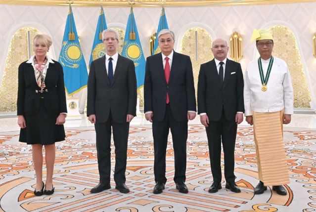 Davlat rahbari qator davlatlarning elchilaridan ishonch yorliqlarini qabul qildi