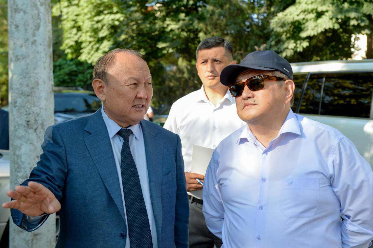 А. Жапаров посмотрел ход строительства соцобъектов в Джалал-Абаде