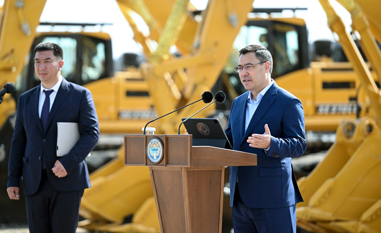 С. Жапаров передал новую специальную технику Министерству транспорта и коммуникаций страны