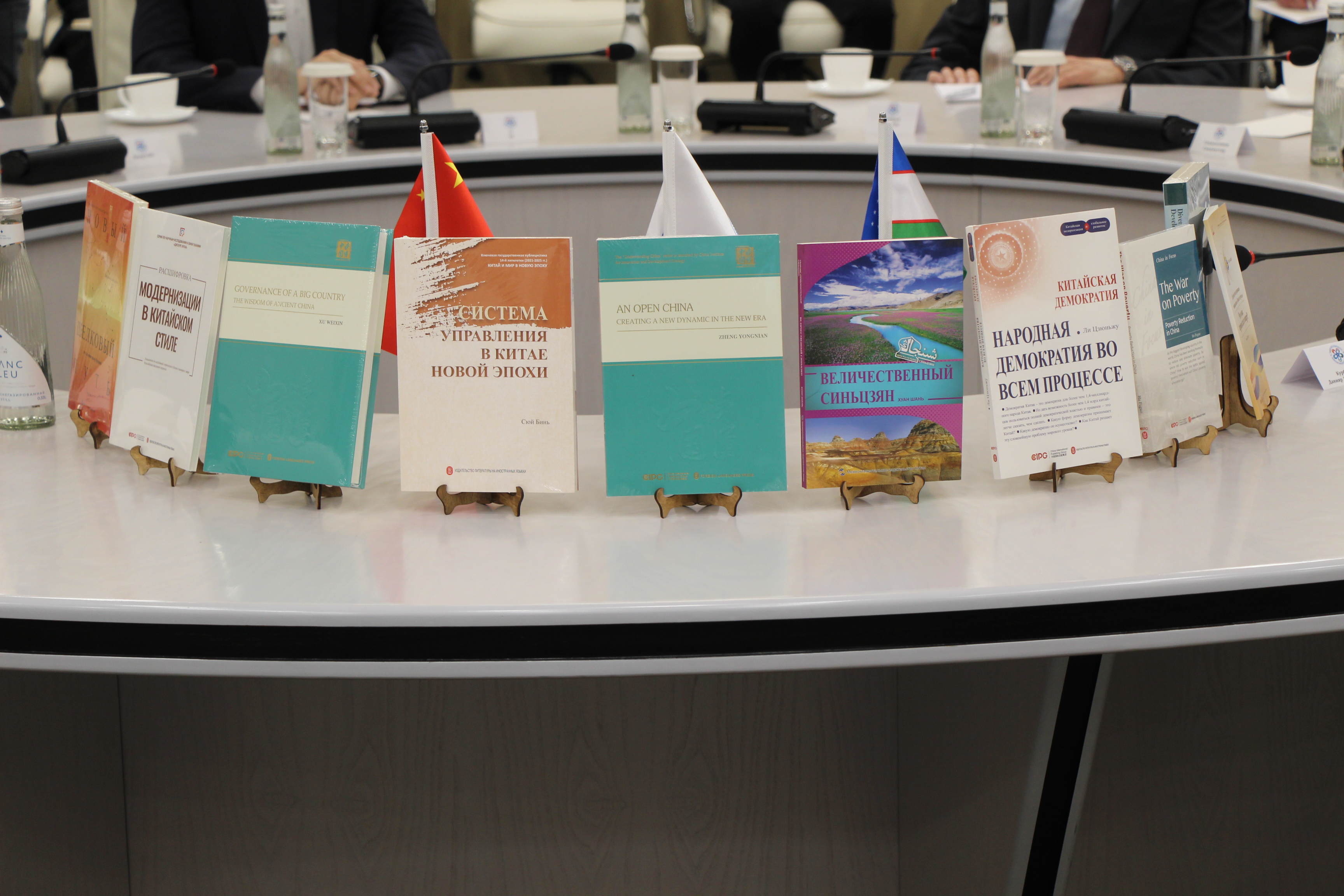 В МИЦА состоялась церемония вручения Посольством Китая научной литературы 